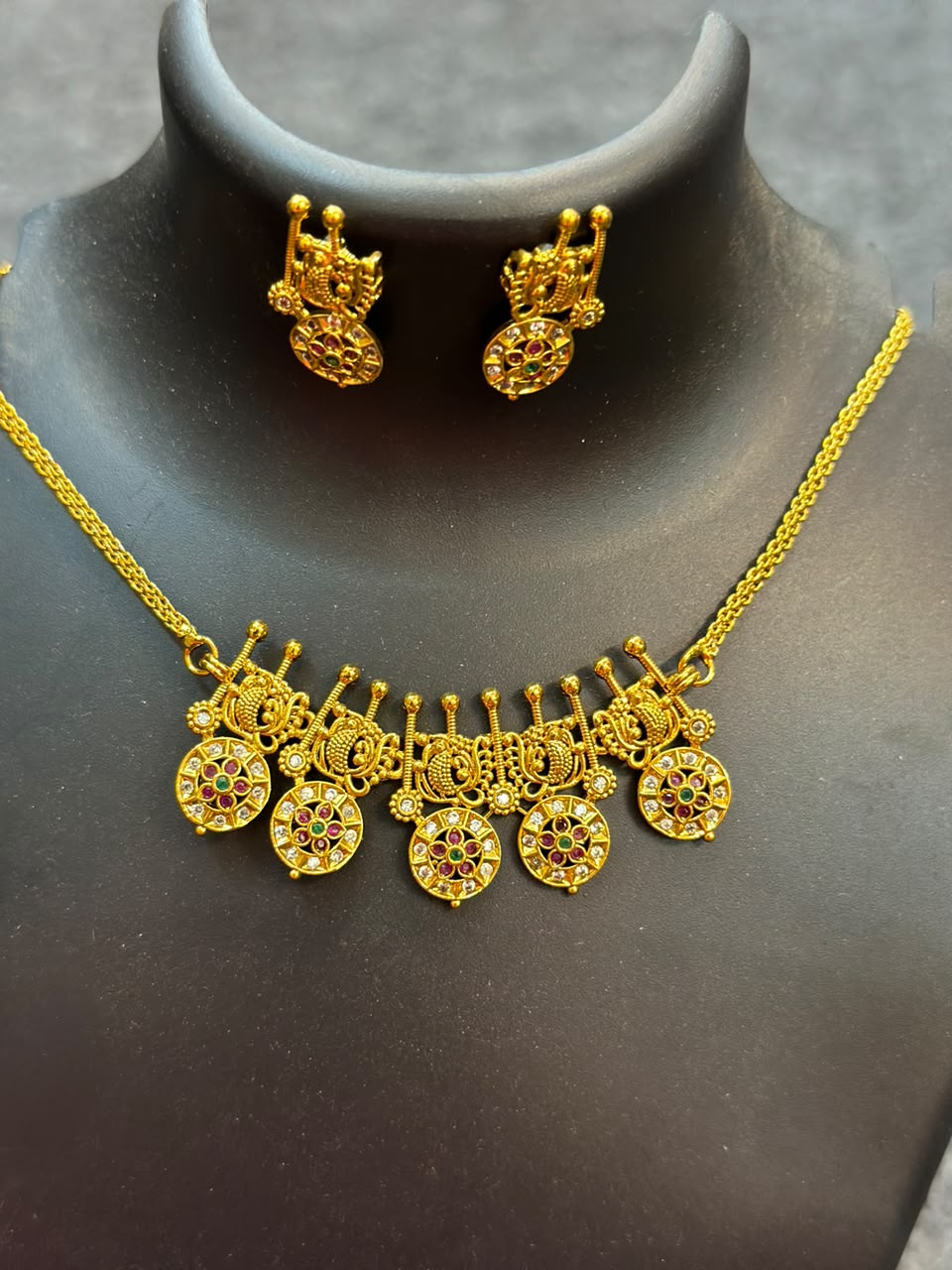 Bottu design choker